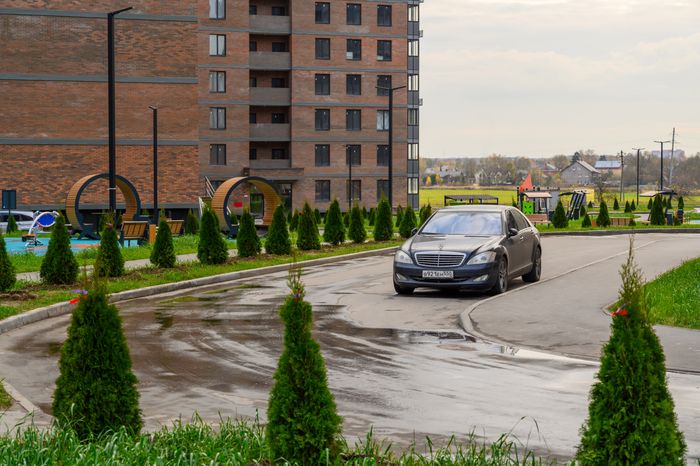 Автомобиль едет по дороге в микрорайоне Авиационный Домодедово осенью