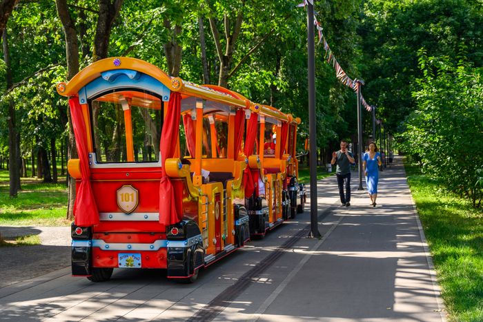 Аттракционы летом в Наташинском парке Люберец