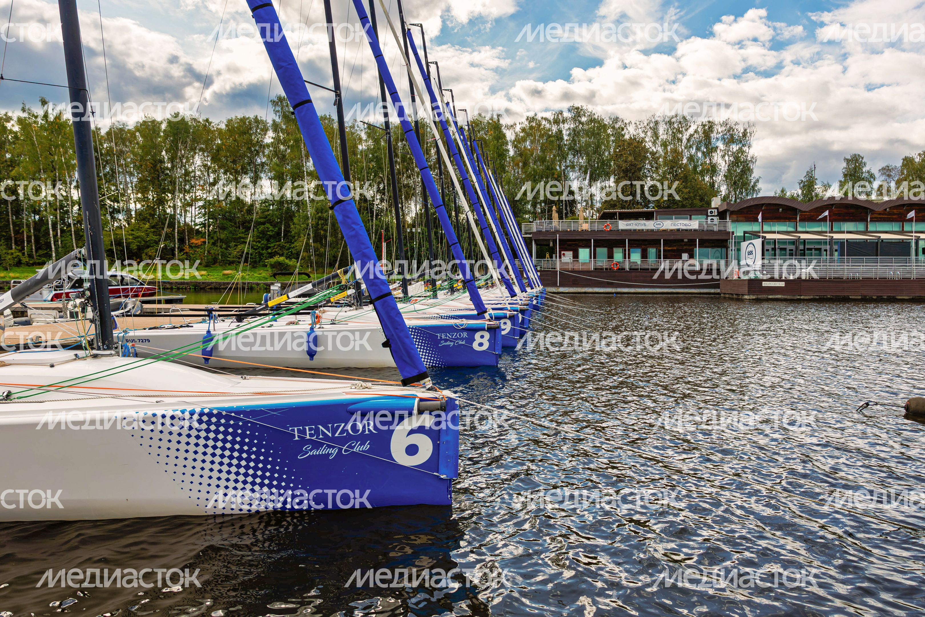 Лодки на причале яхт-клуба Tenzor Sailing Club в Мытищах на берегу Пестовского водохранилища Лодки на причале яхт-клуба Tenzor Sailing Club в Мытищах на берегу Пестовского водохранилища