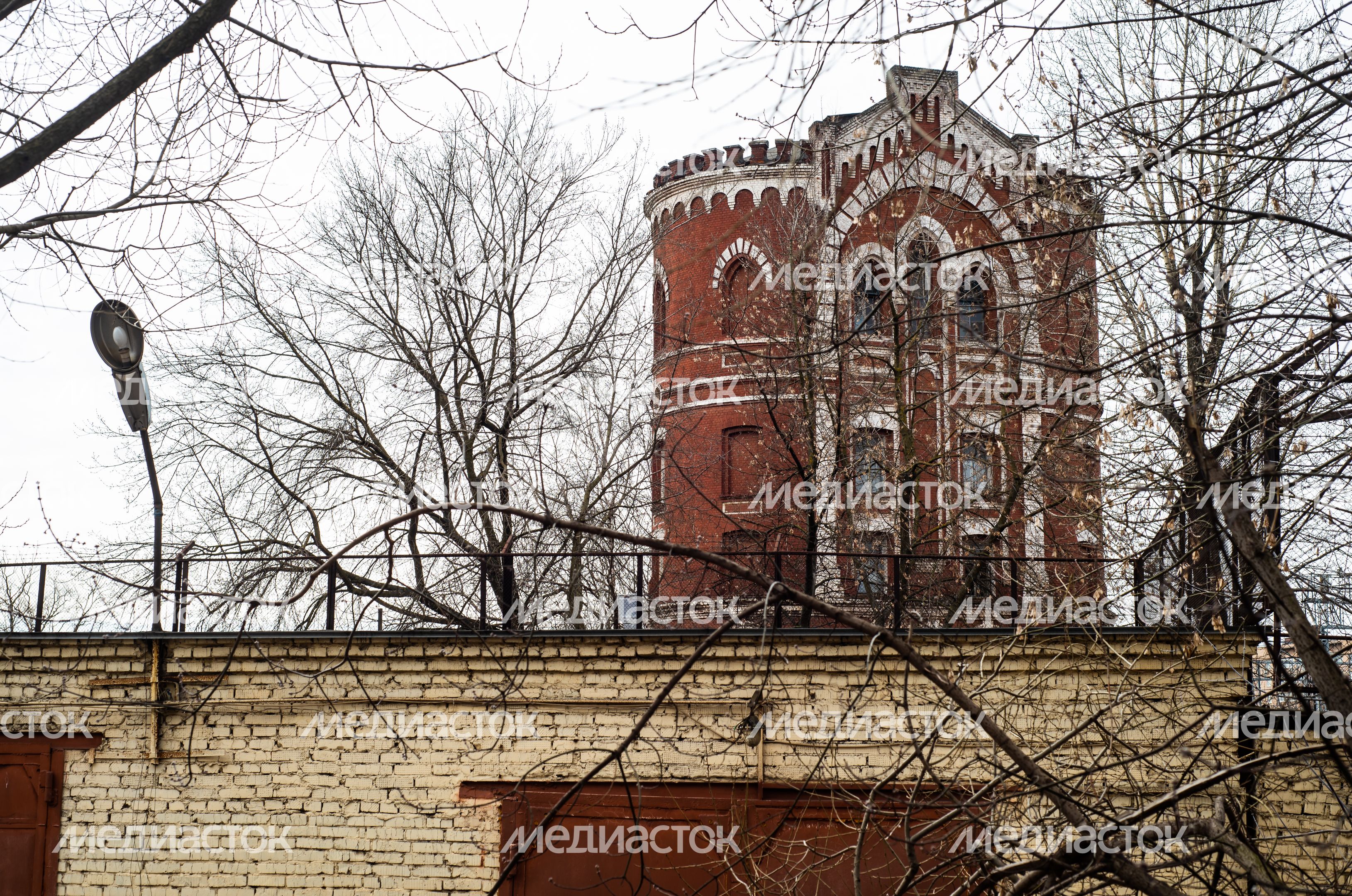 Старая железнодорожная водонапорная башня в городе Мытищи