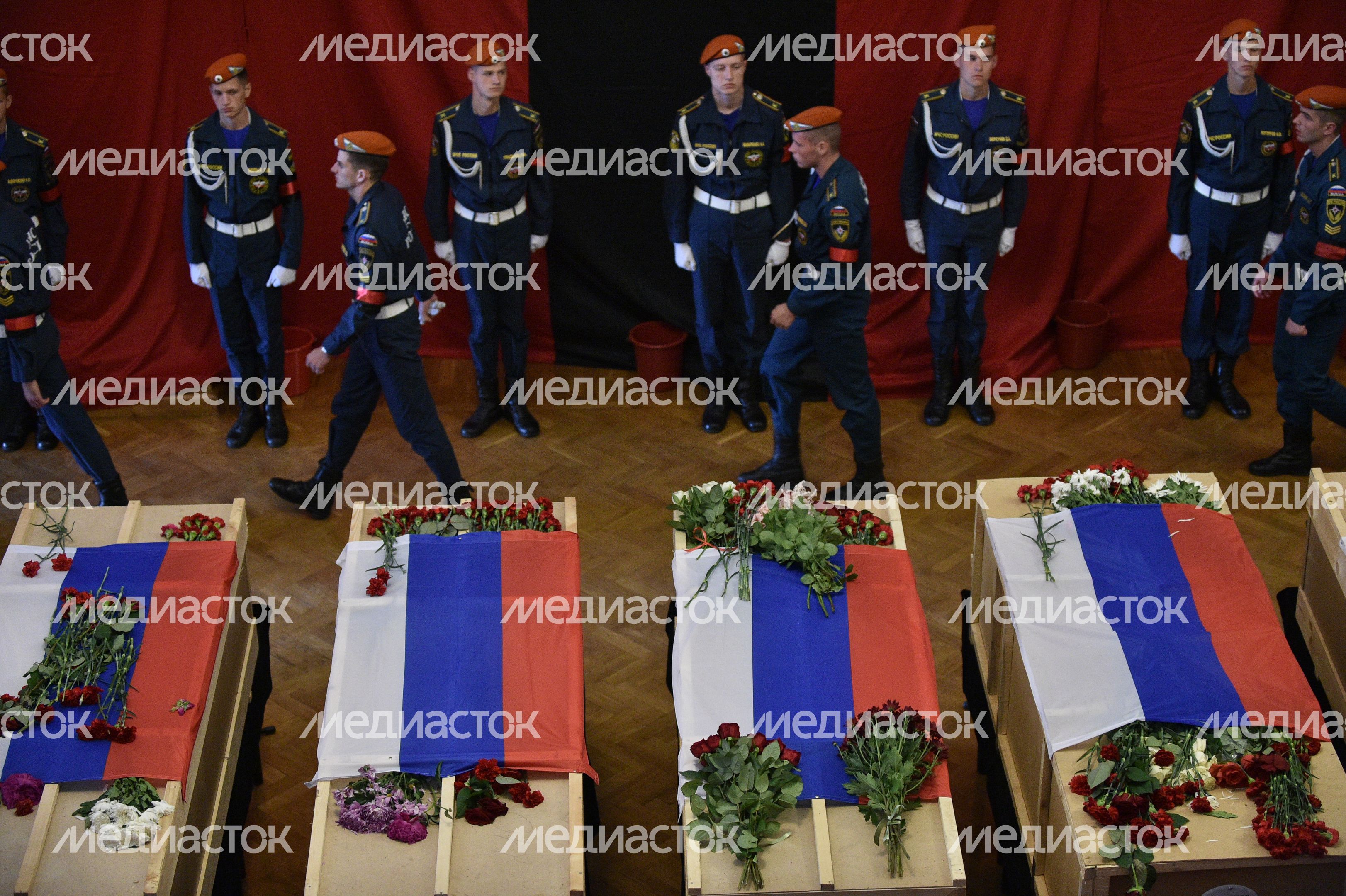 Прощание с погибшими членами экипажа самолета Ил-76 в Жуковском