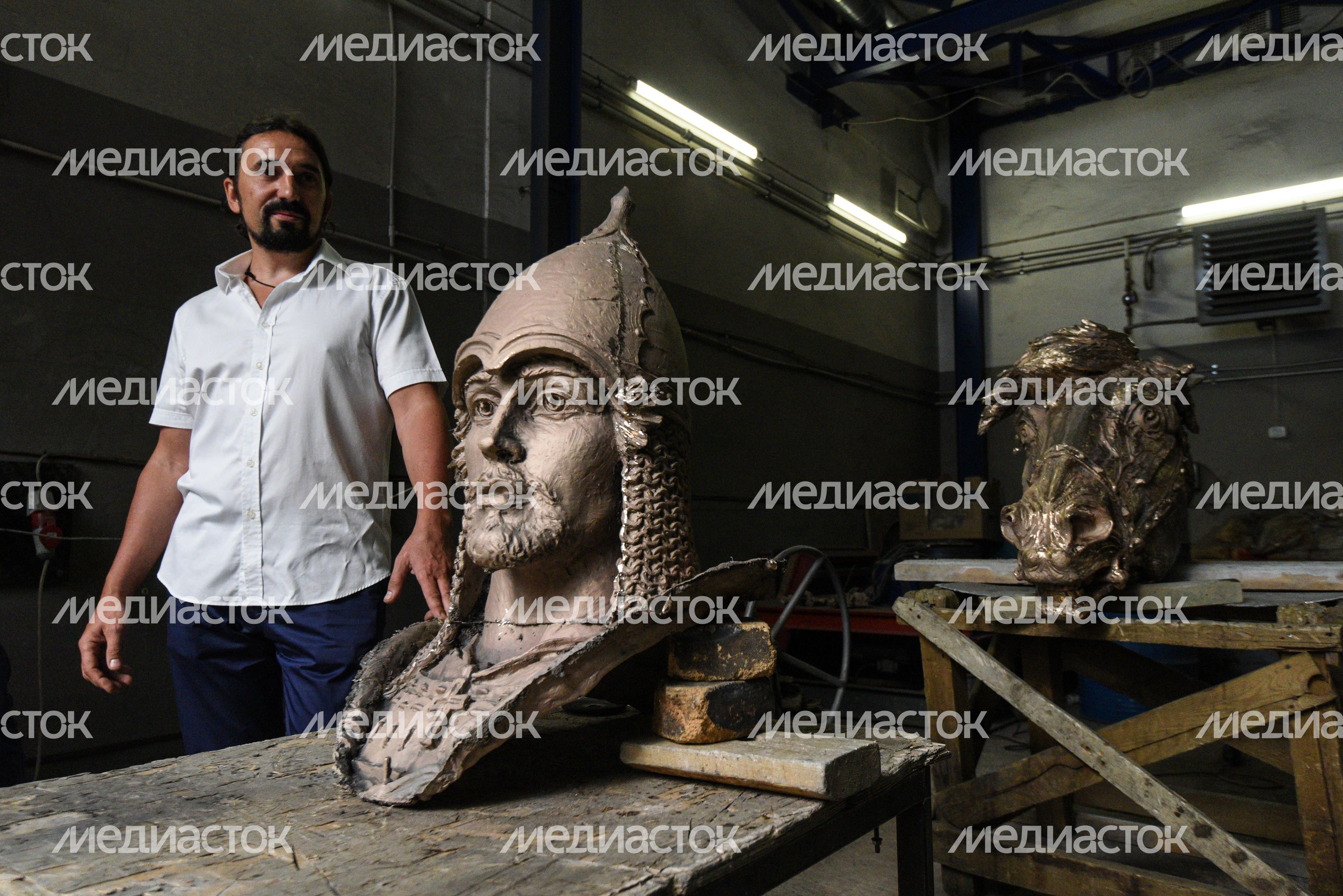 Сборка мемориала «Князь Александр Невский с дружиной» в Химках