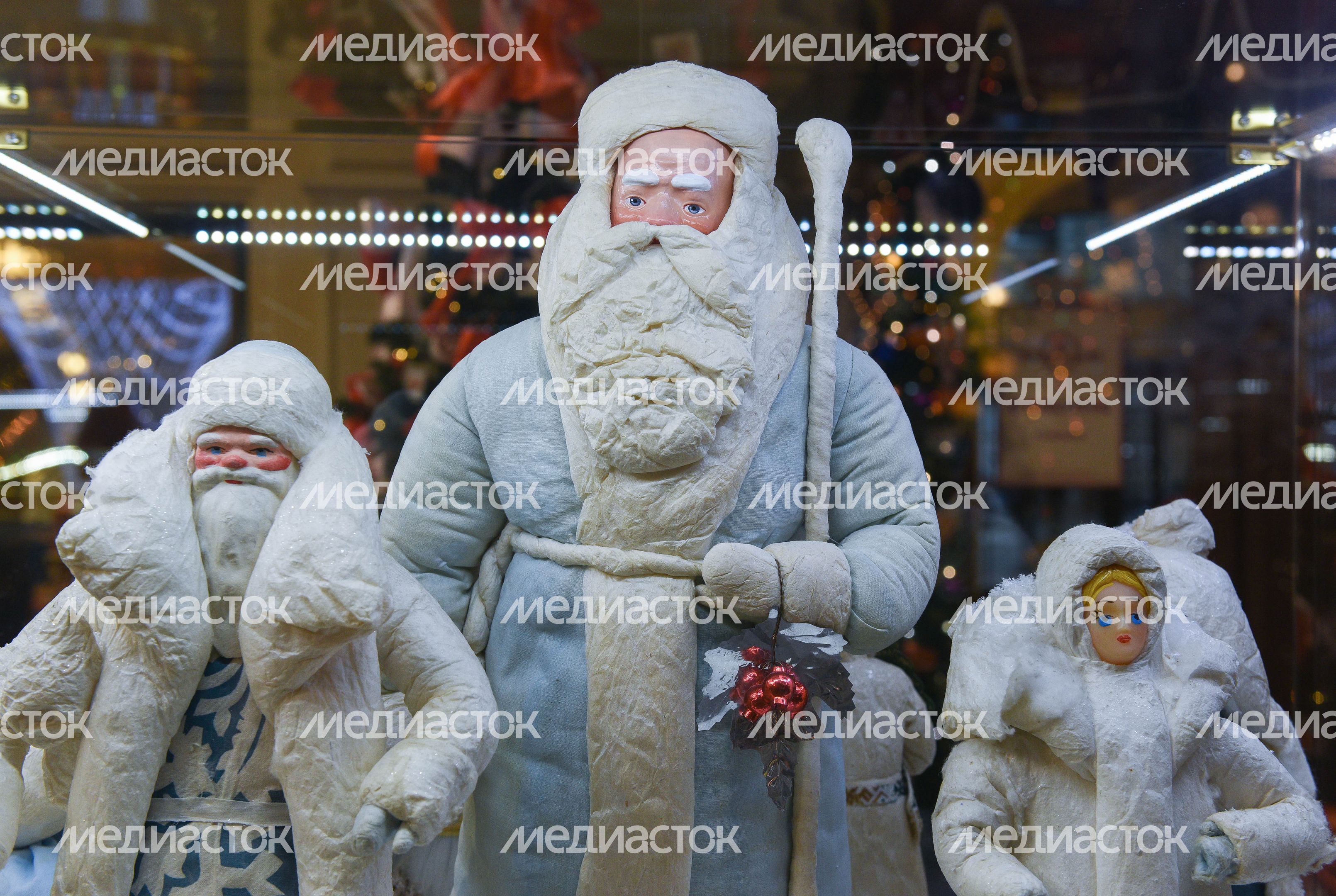 Выставка новогодних игрушек в ГУМе из личной коллекции Александра Олешко