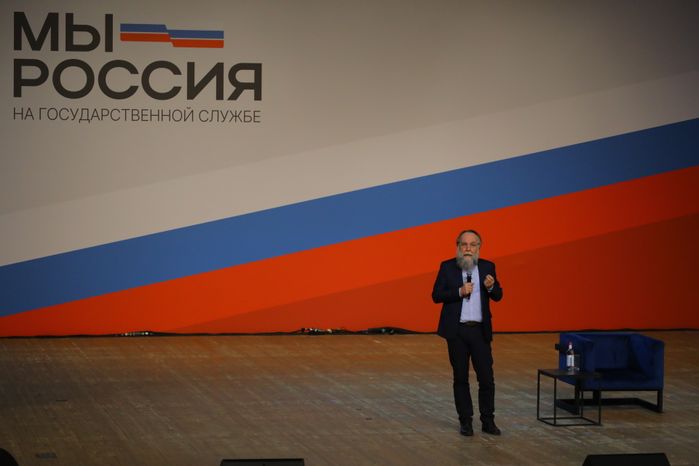 Александр Дугин выступает перед участниками молодежного форума "На государственной службе"