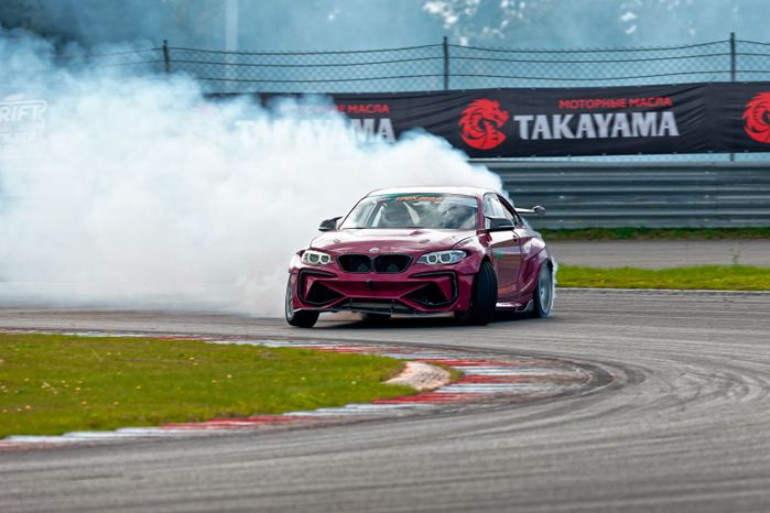 Дрифт-гонка автомобилей по автодрому Moscow Raceway на фестивале «Дрифт Экспо» в Волоколамске