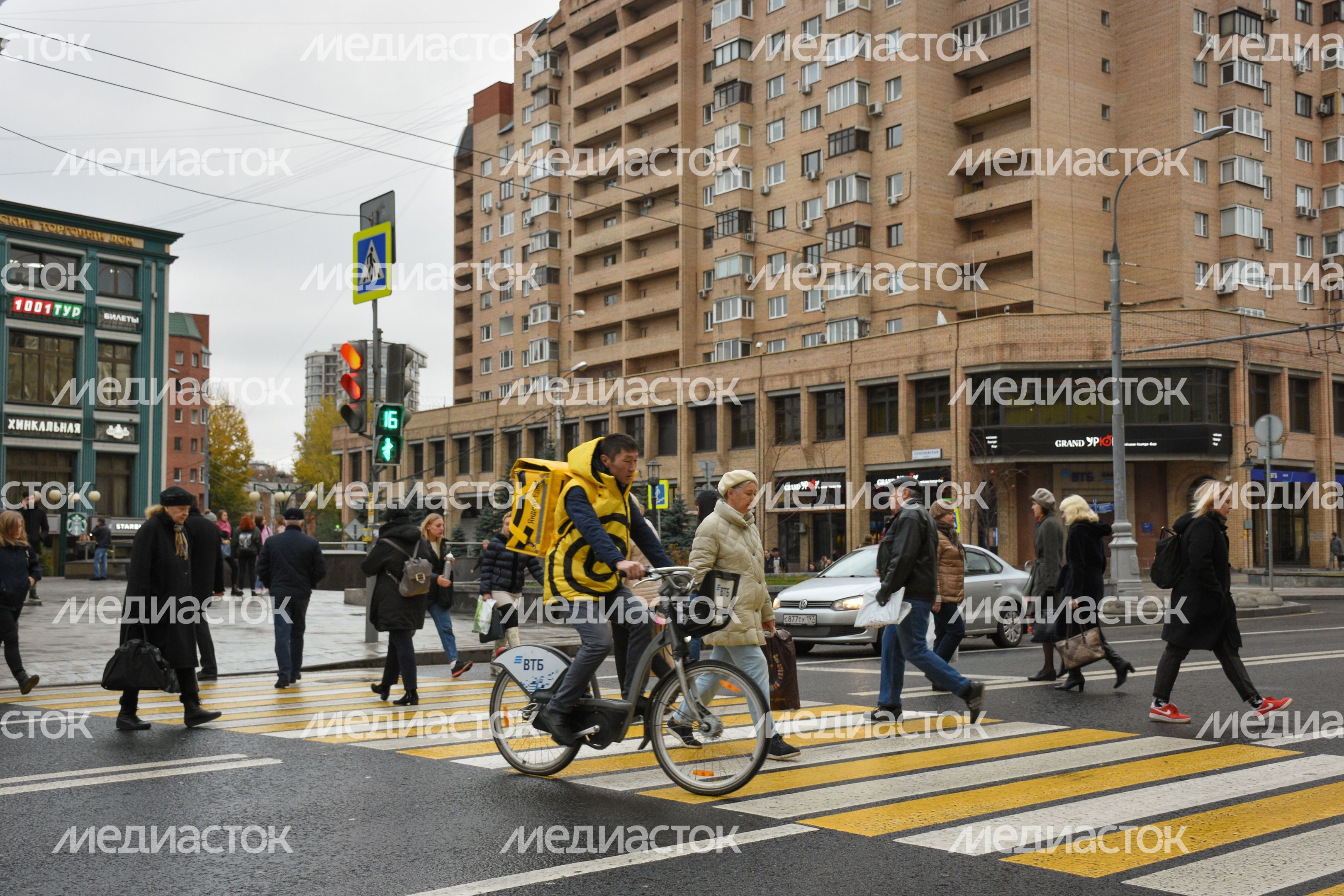 Повседневная жизнь города в Москве осенью