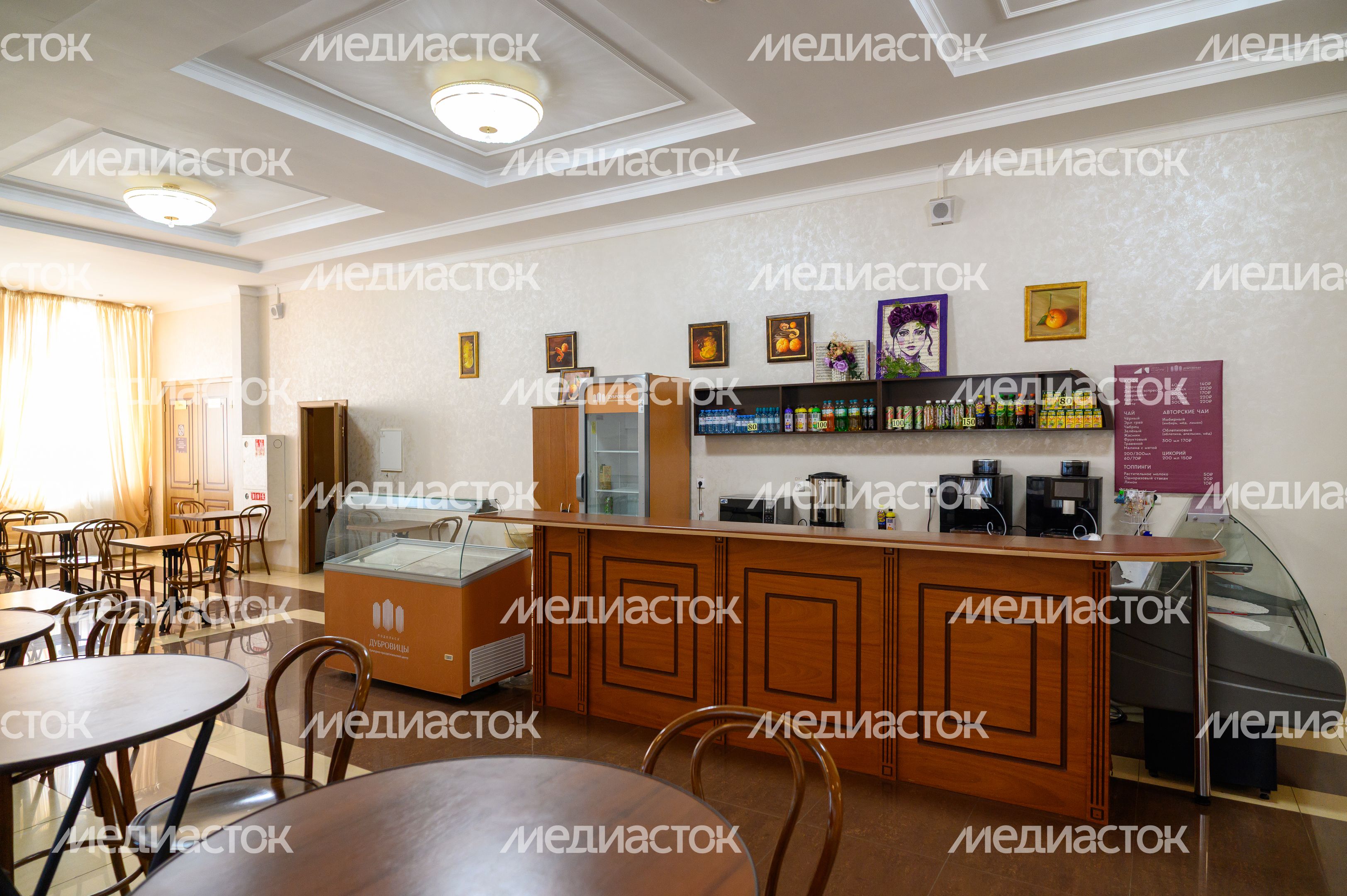 Кофемашина в холле Культурно-просветительского центра «Дубровицы» в Подольске Кофемашина в холле Культурно-просветительского центра «Дубровицы» в Подольске