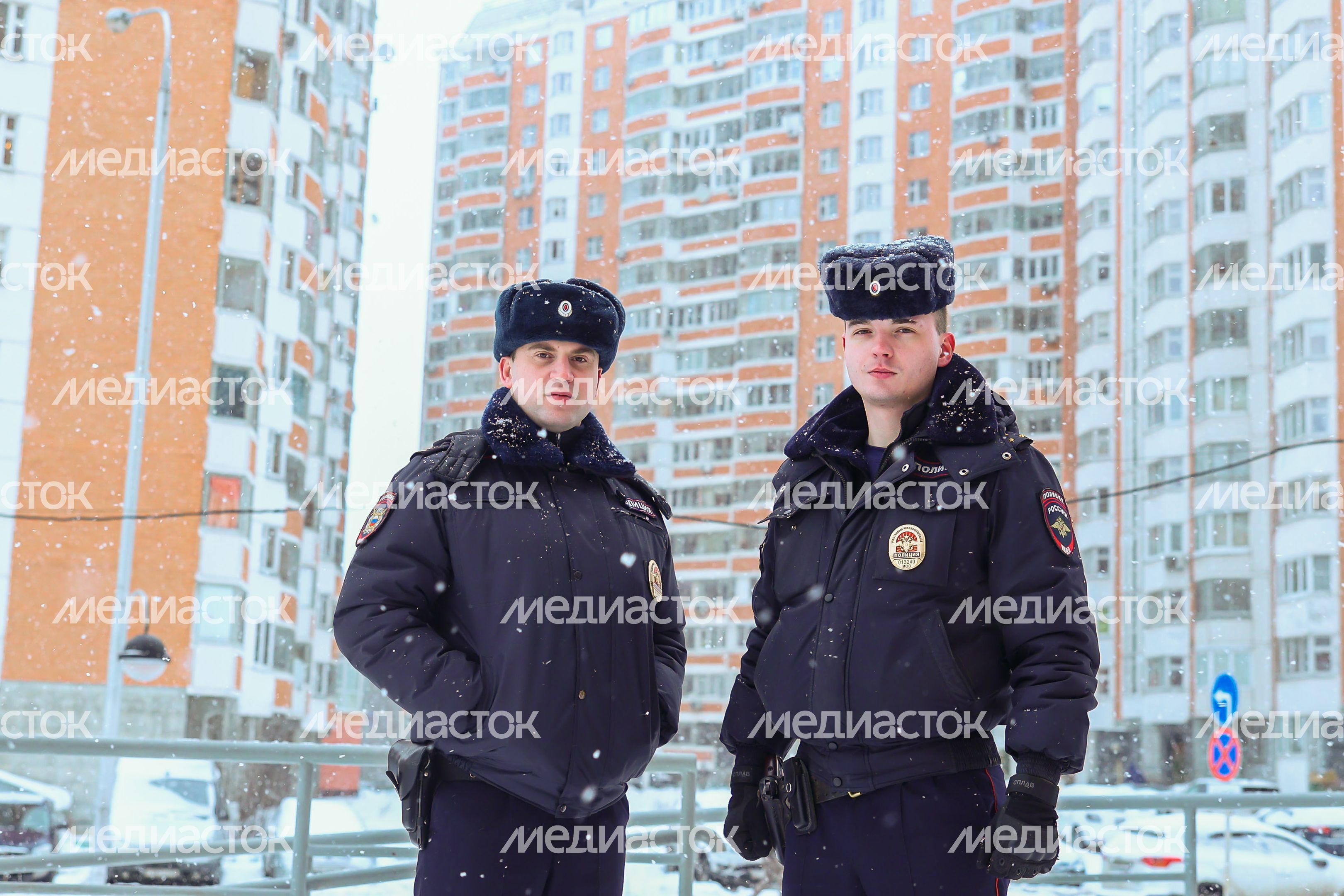 Народные дружинники и сотрудники полиции проводят обход территории Народные дружинники и сотрудники полиции проводят обход территории