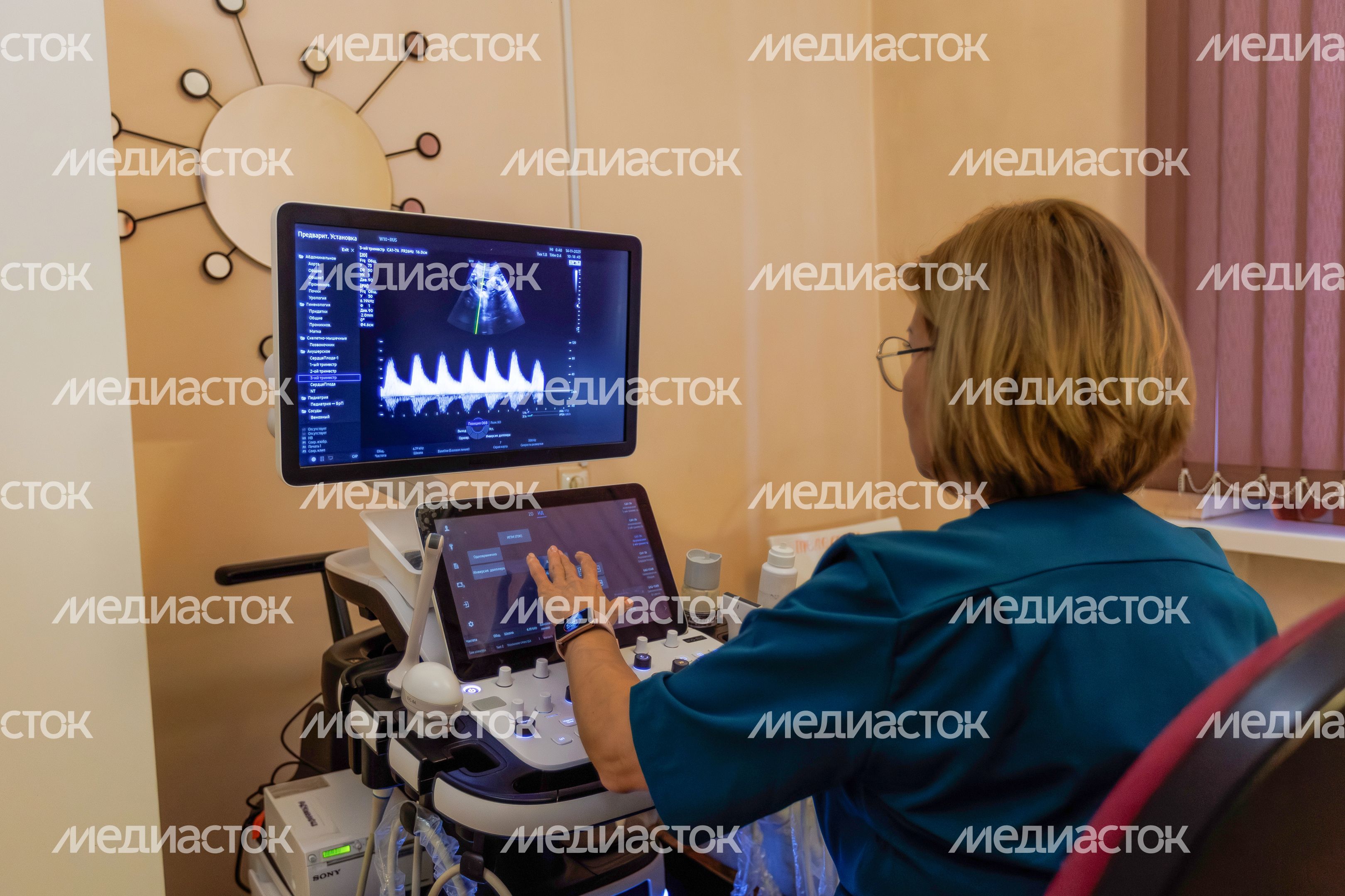Врач проводит ультразвуковое исследование в Московском областном центре охраны материнства и детства в Люберцах Врач проводит ультразвуковое исследование в Московском областном центре охраны материнства и детства в Люберцах