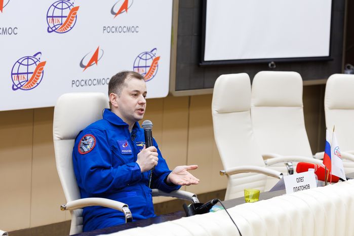 Космонавт Роскосмоса Олег Платонов на пресс-конференции в Звездном городке