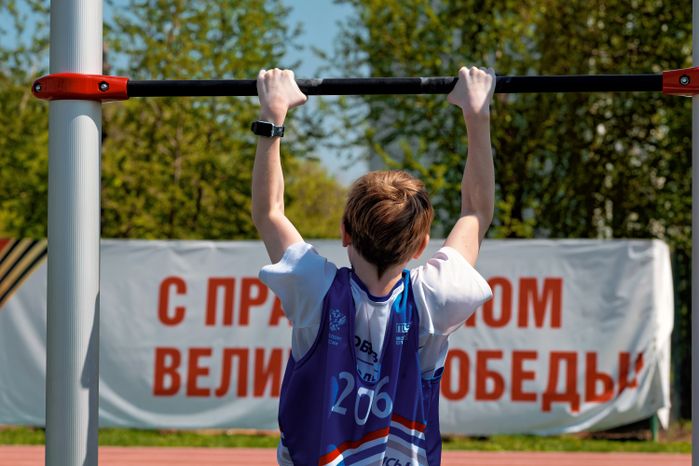 Региональный этап сдачи ГТО среди учащихся Московской области в Дзержинском округа Люберцы: подтягивание