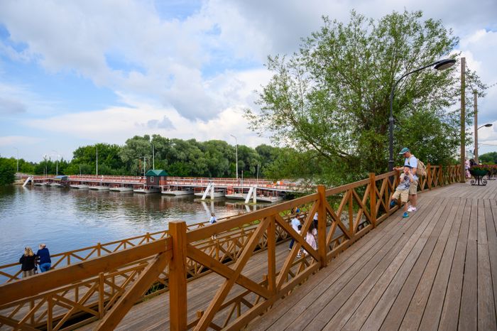Деревянные дорожки на Москворецкой набережной в Коломне