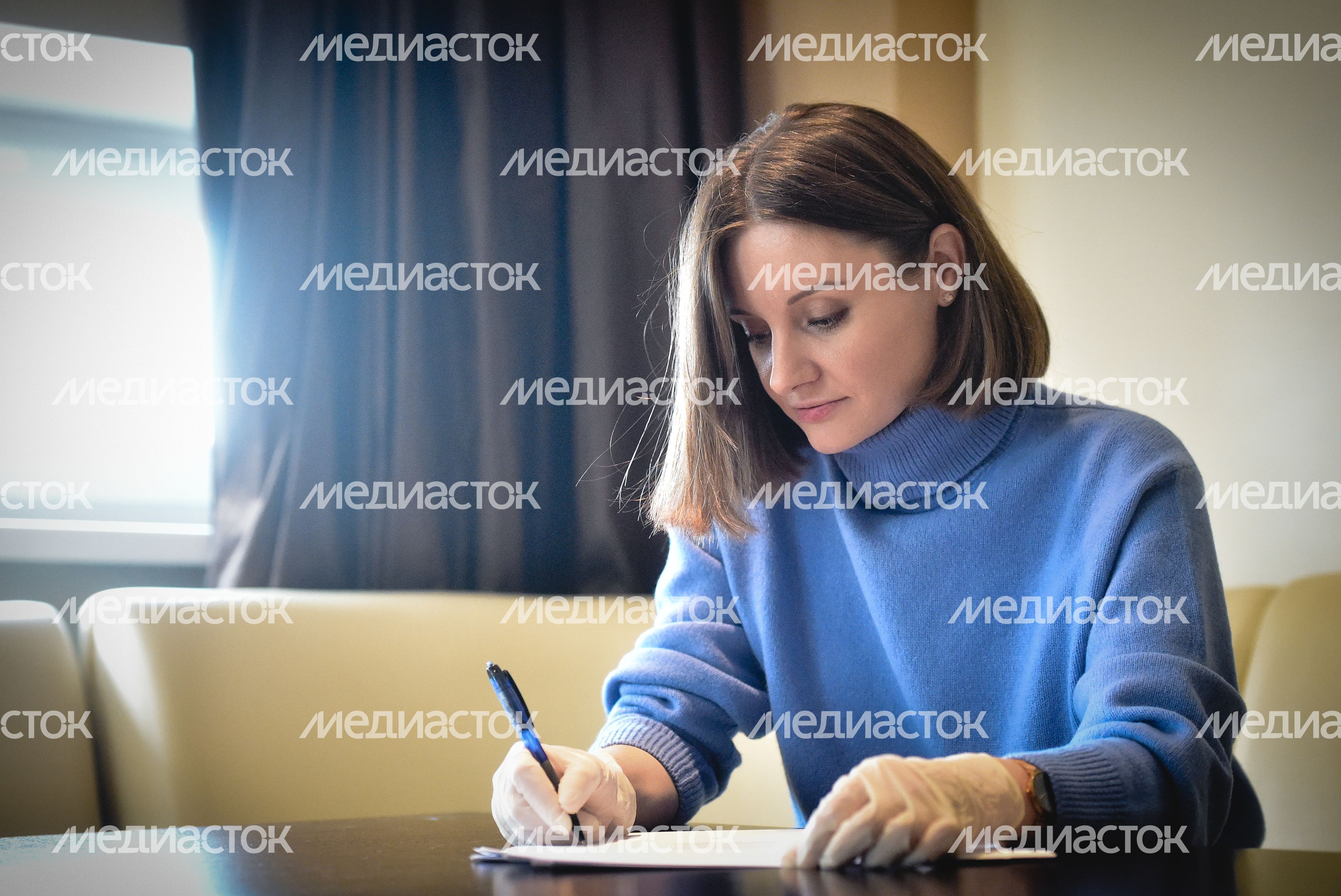 Подписание документов в защитных перчатках Подписание документов в защитных перчатках
