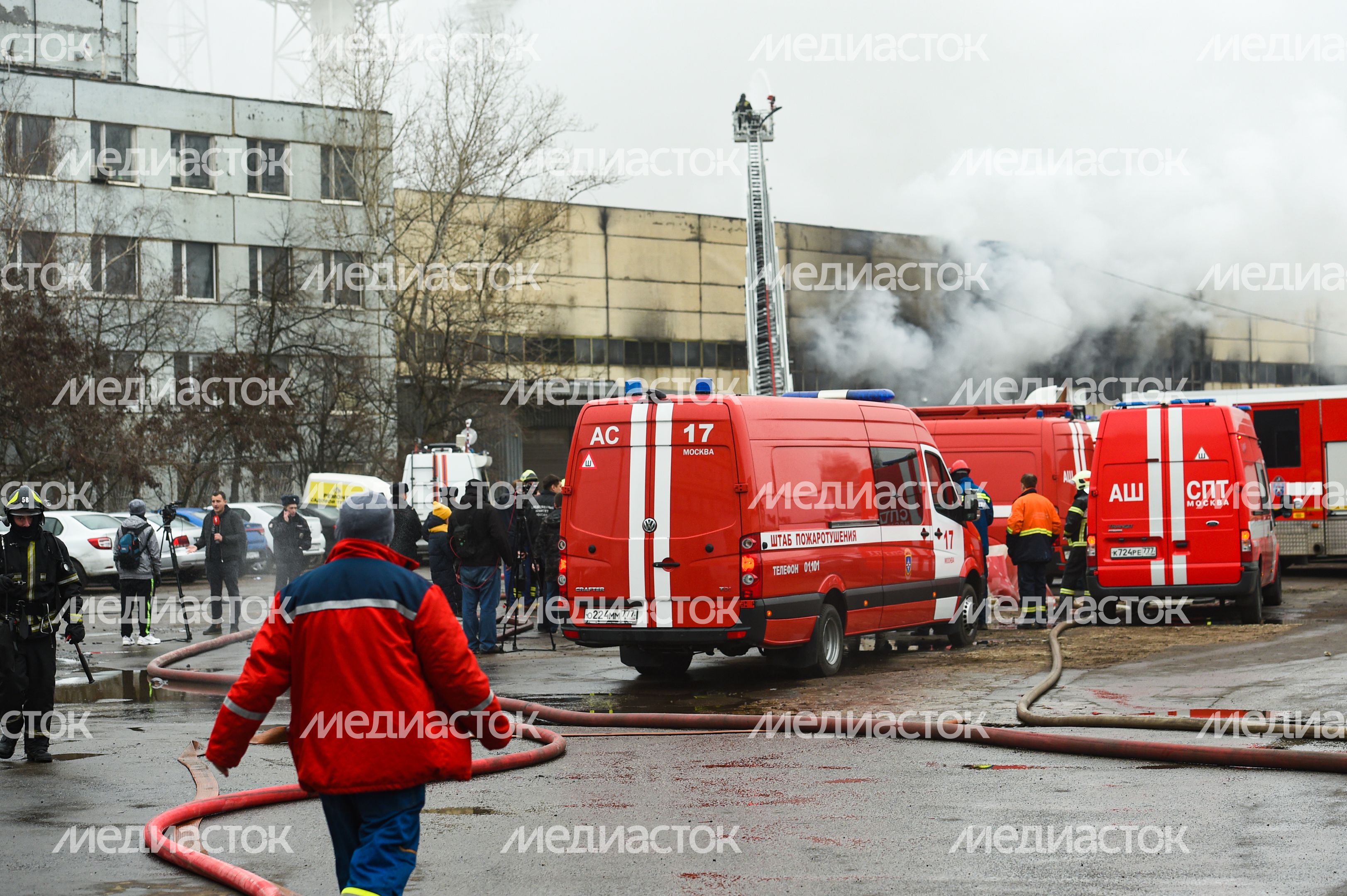 Пожар в складском помещении на улице Маршала Прошлякова в Москве