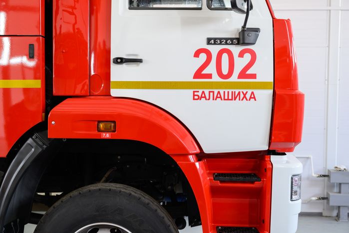 Пожарная машина в гараже нового пожарного депо ПСЧ-202 Мособлпожспаса в Балашихе