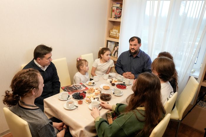 Андрей Воробьев навестил семью погибшего на СВО бойца