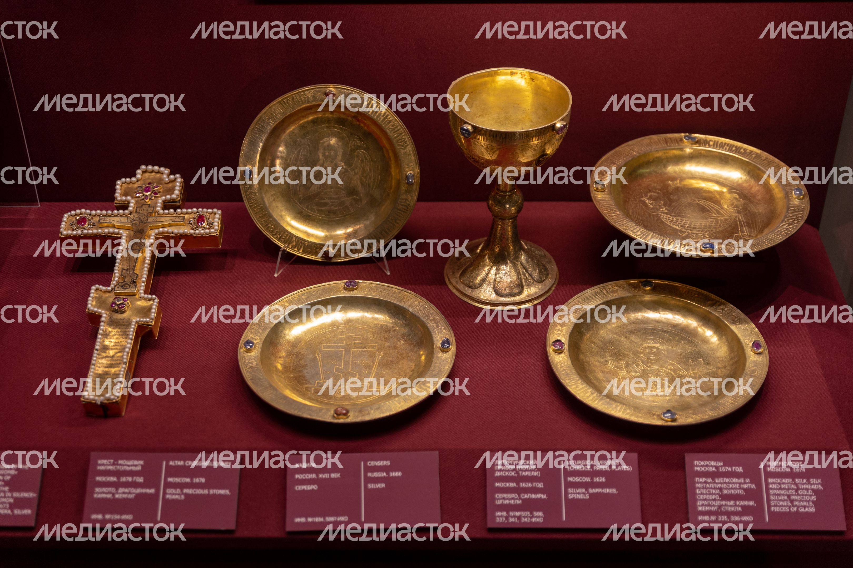 Ризница. Экспозиция Реликвия и сокровища Троице-Сергиева монастыря XI-XVII веков Ризница. Экспозиция Реликвия и сокровища Троице-Сергиева монастыря XI-XVII веков