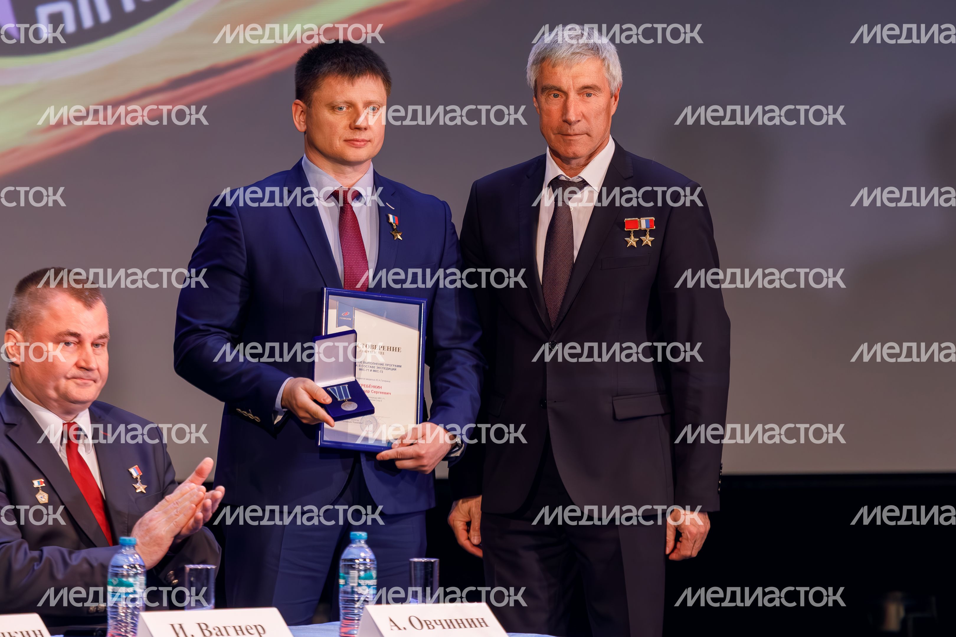 Космонавт Александр Гребенкин получил медаль «Космос без границ» от Роскосмоса на торжественном собрании Космонавт Александр Гребенкин получил медаль «Космос без границ» от Роскосмоса на торжественном собрании