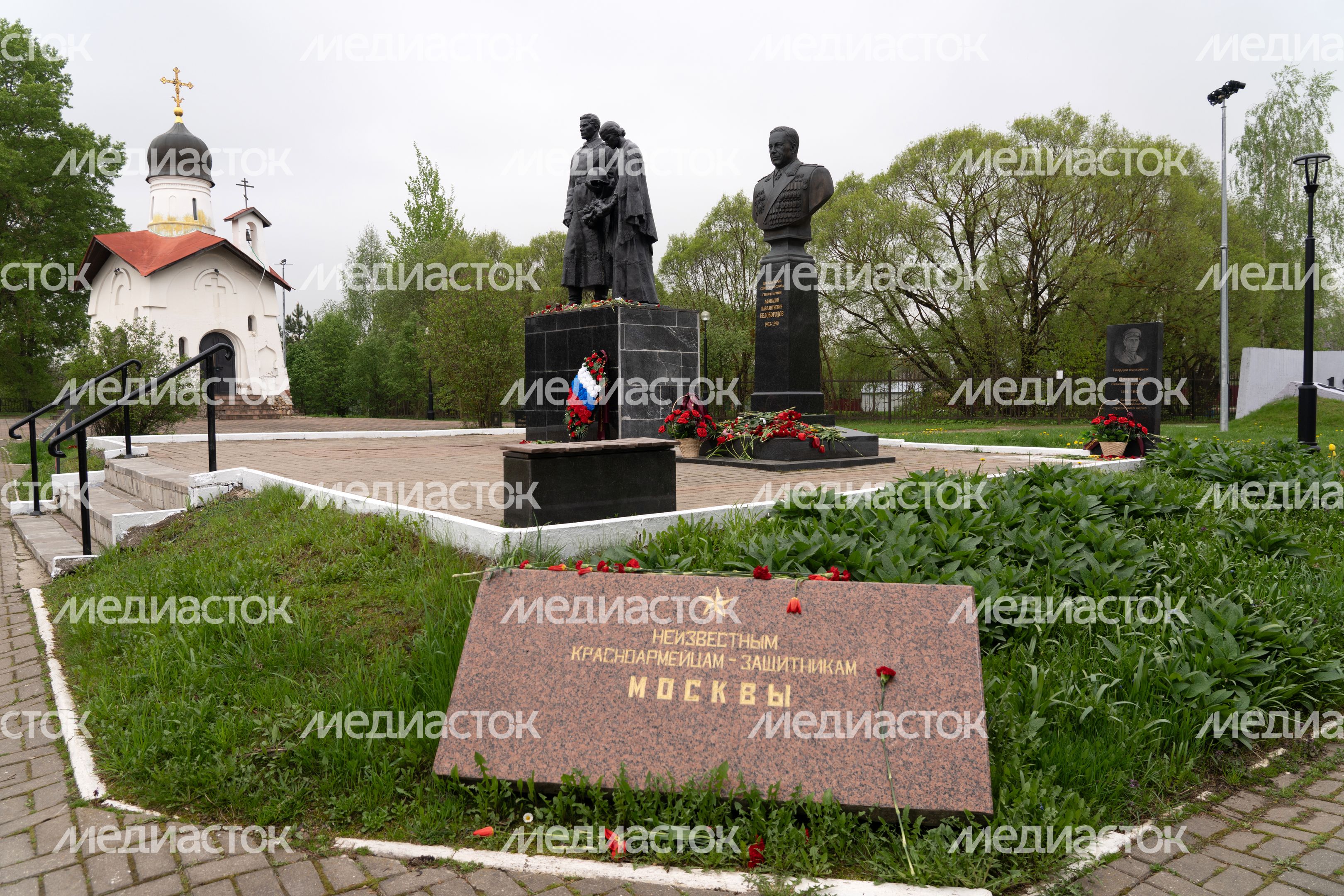 Памятник неизвестным красноармейцам — защитникам Москвы на площадке Ленино-Снегиревского военно-мемориального комплекса Памятник неизвестным красноармейцам — защитникам Москвы на площадке Ленино-Снегиревского военно-мемориального комплекса