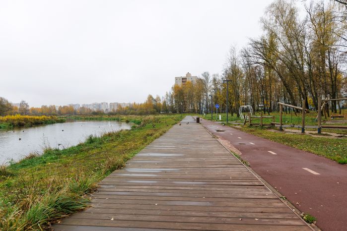 Набережная городского парка культуры и отдыха г. Ивантеевка осенью