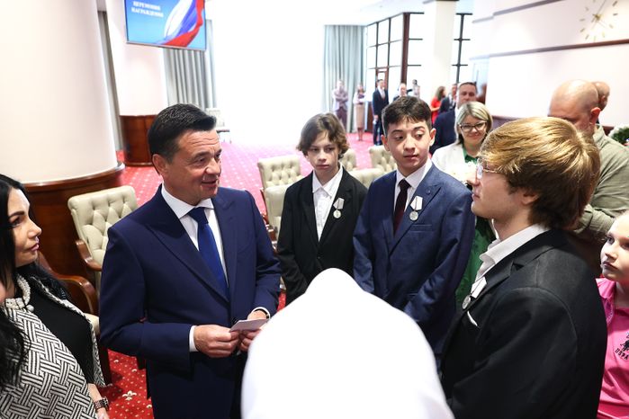 Андрей Воробьев наградил подростков, спасших людей в «Крокусе», а также работников образования и культуры