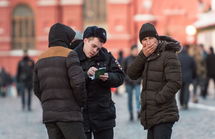 Люди в масках в период эпидемии коронавируса