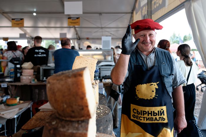 Торговля сыром на Сырном фестивале в Истре