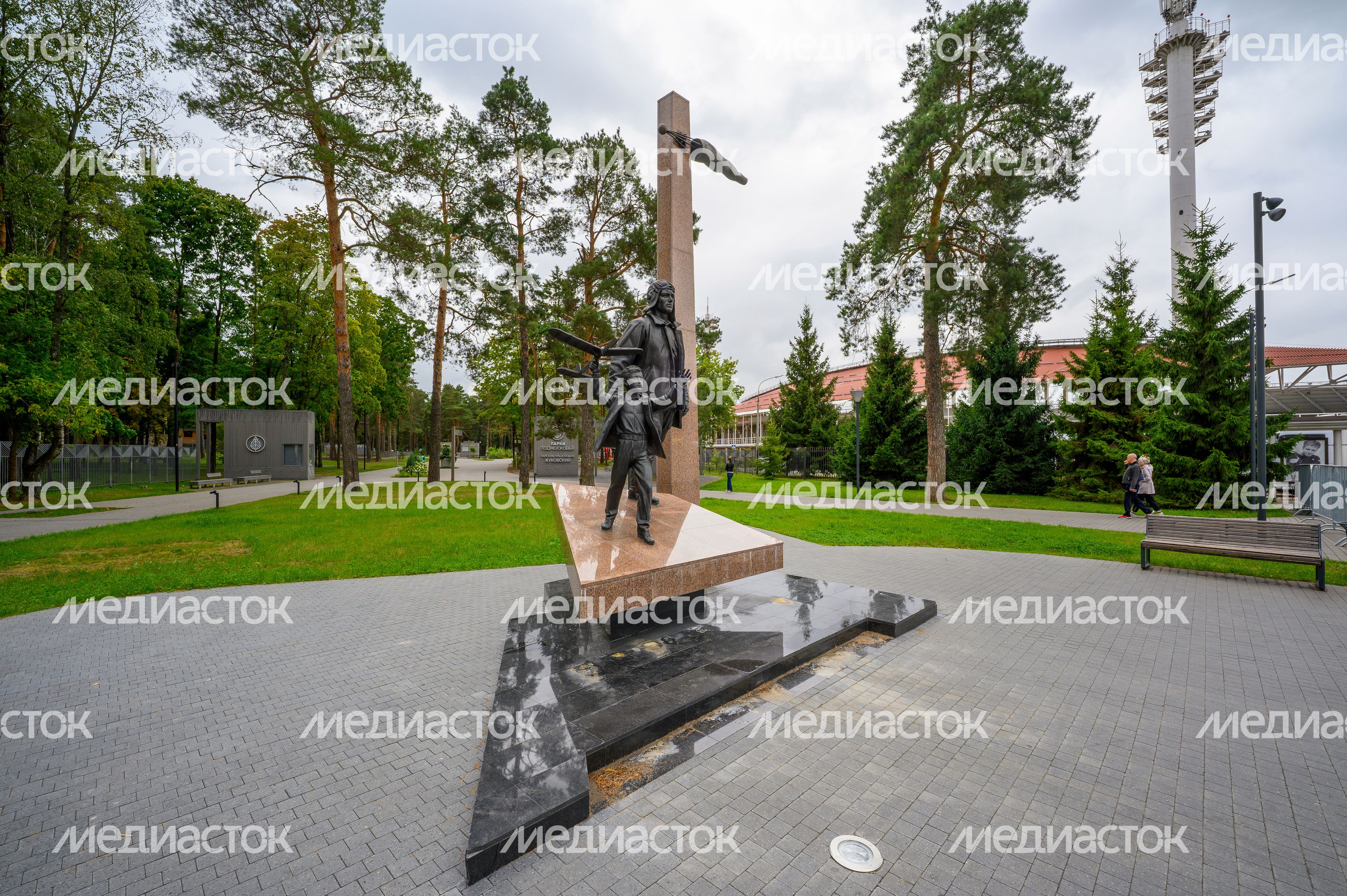 Скульптурная композиция «Авиаторы» в Жуковском Скульптурная композиция «Авиаторы» в Жуковском
