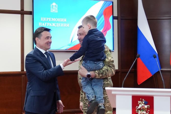 Андрей Воробьев вручил государственные награды добровольцам БАРСа
