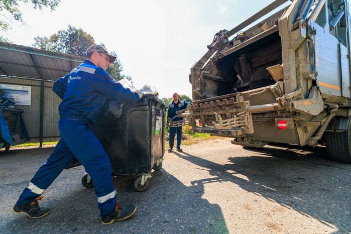 Работа мусоровоза при вывозе ТКО в Рузском округе