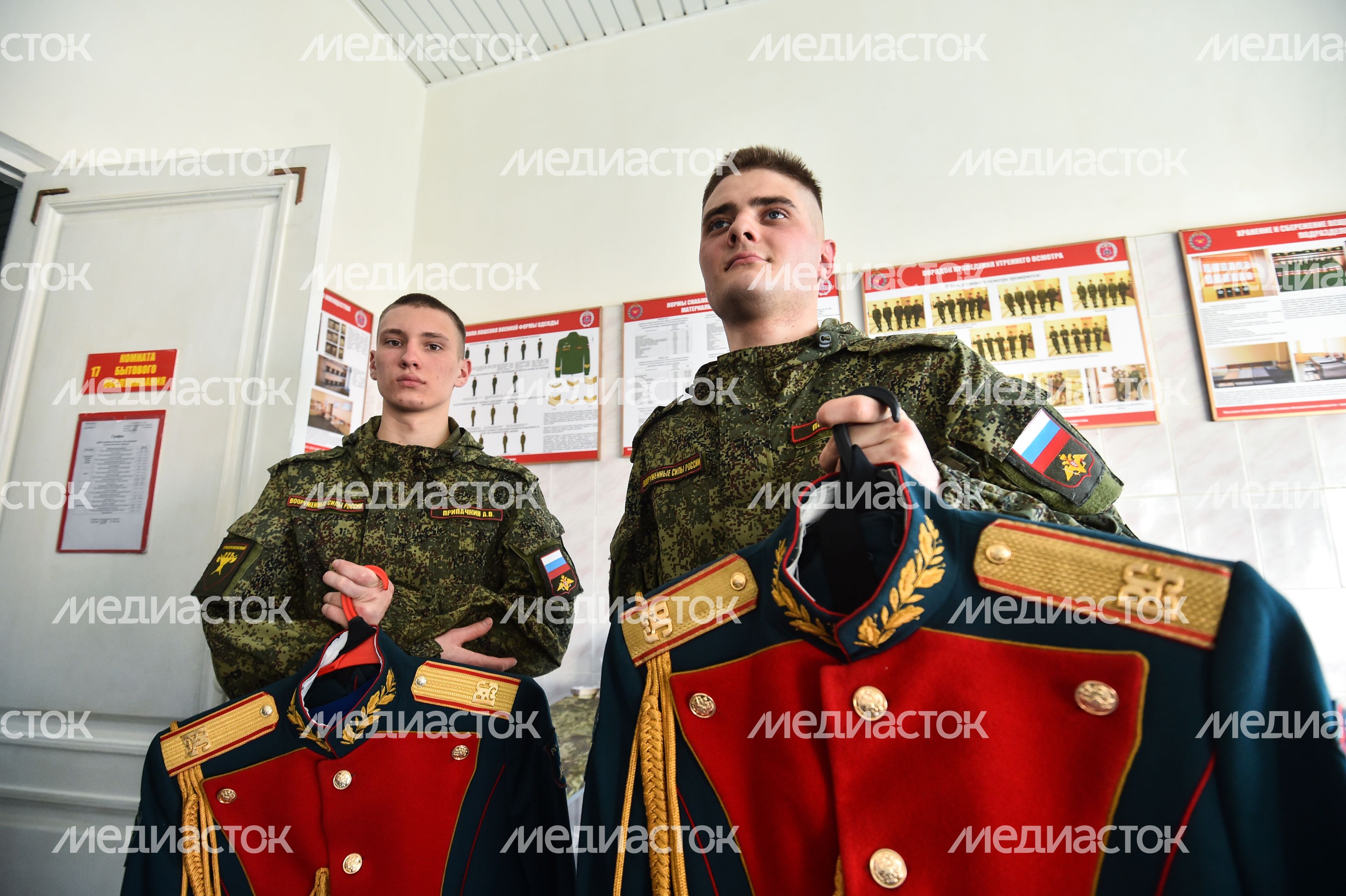 Подготовка военнослужащих отдельного комендантского Преображенского полка к военному параду на Красной площади