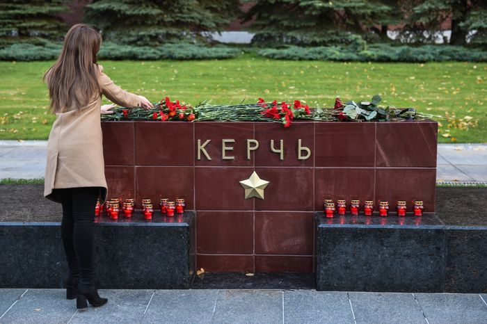 Возложение цветов к мемориалу города Керчь в Москве