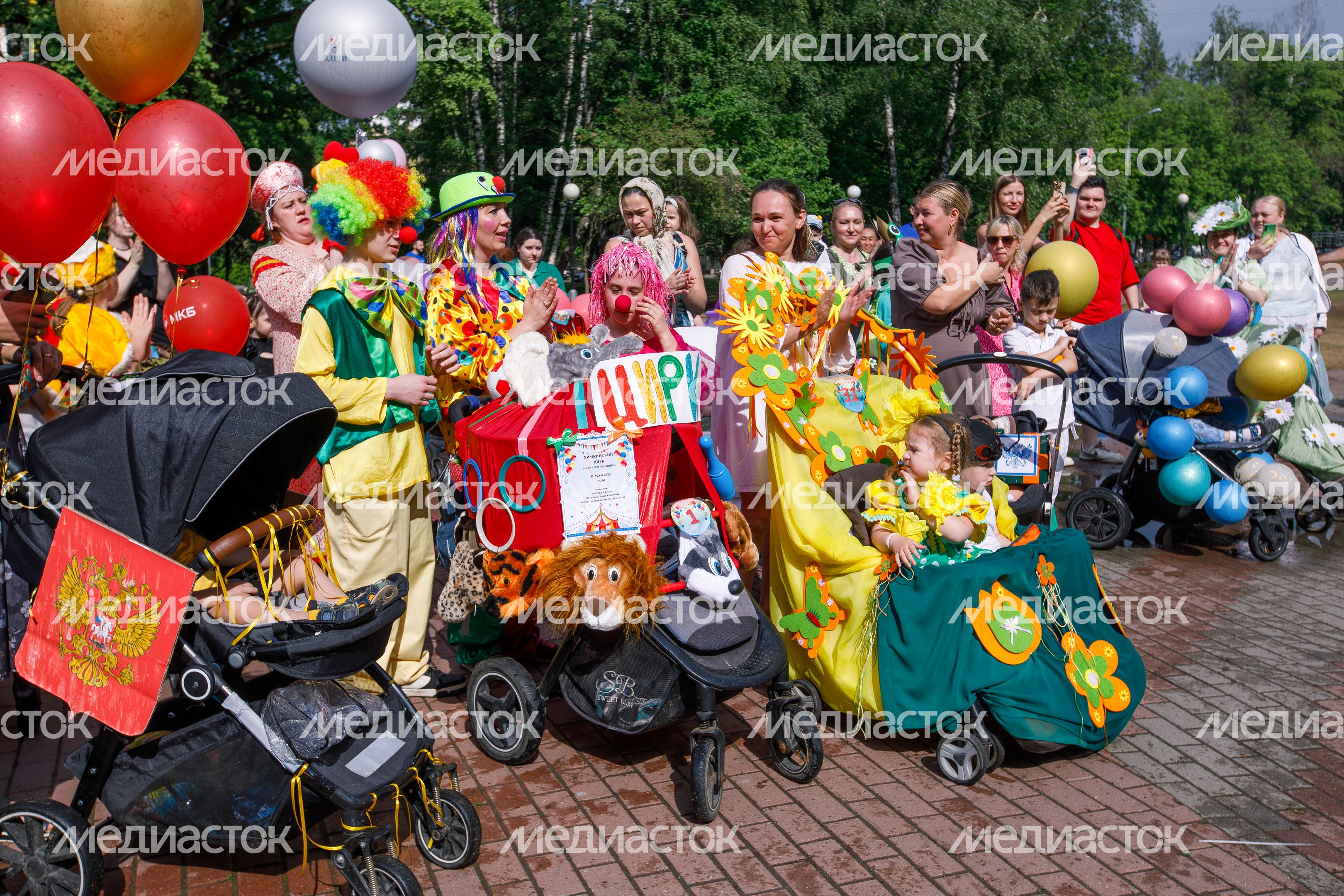 Парад колясок в сквере "Юбилейный" в Химках Парад колясок в сквере "Юбилейный" в Химках