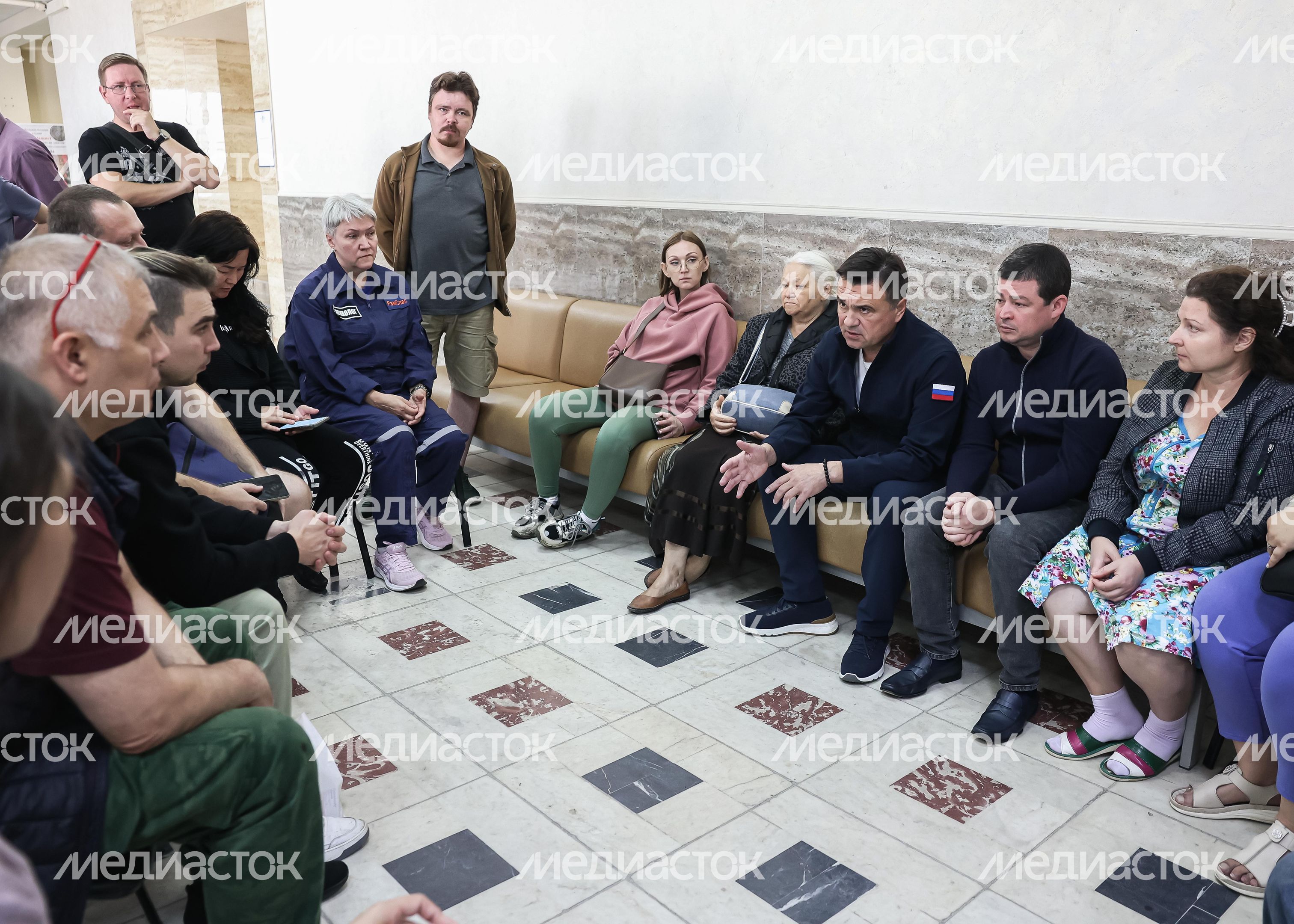 Андрей Воробьев встретился с жителями домов, поврежденных при атаке БПЛА Андрей Воробьев встретился с жителями домов, поврежденных при атаке БПЛА