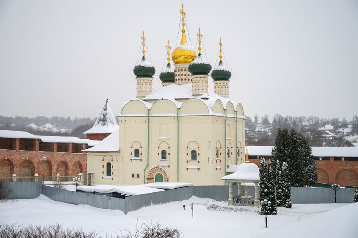 Никольский собор на территории Зарайского кремля зимой