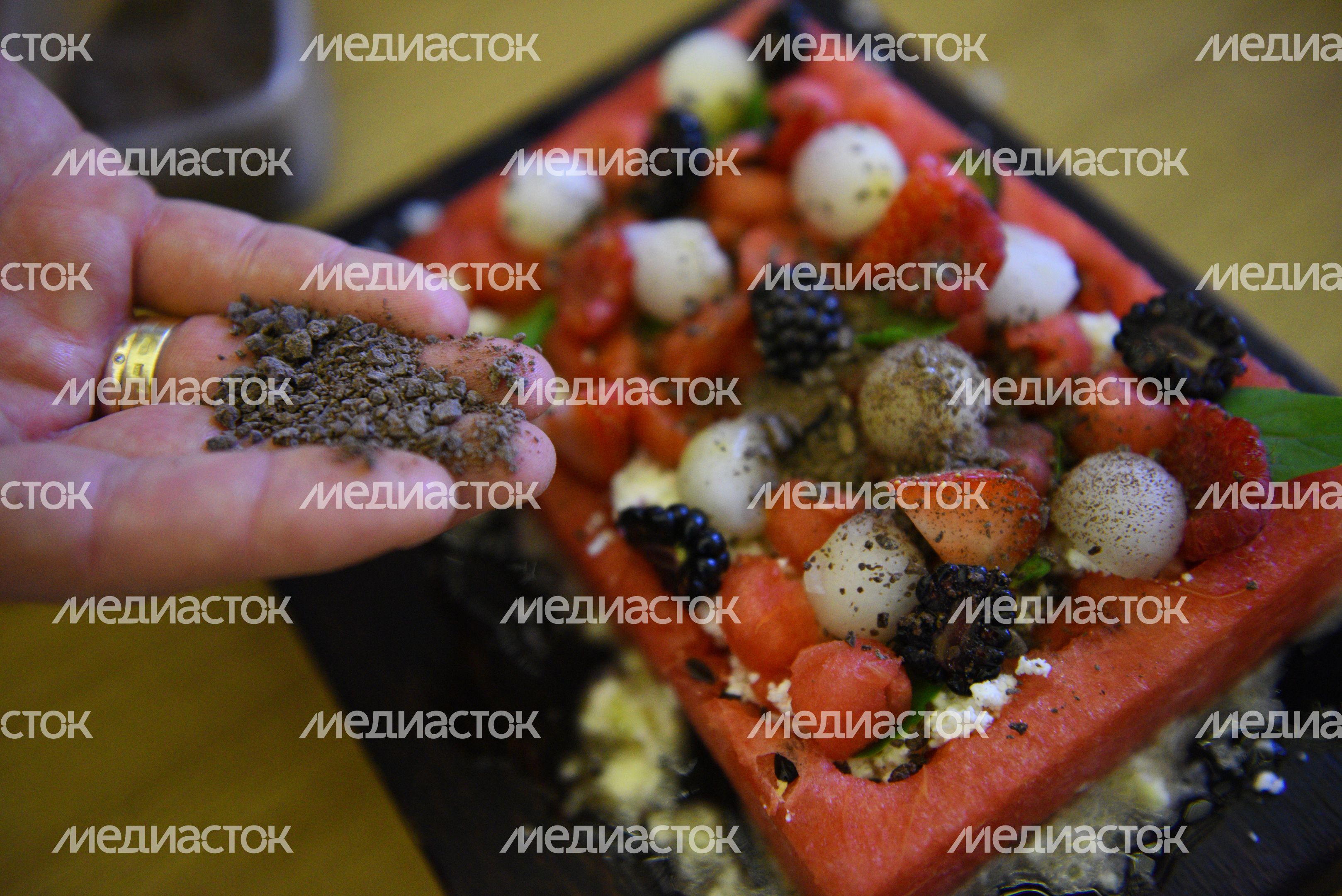 Приготовление десерта из арбуза и дыни