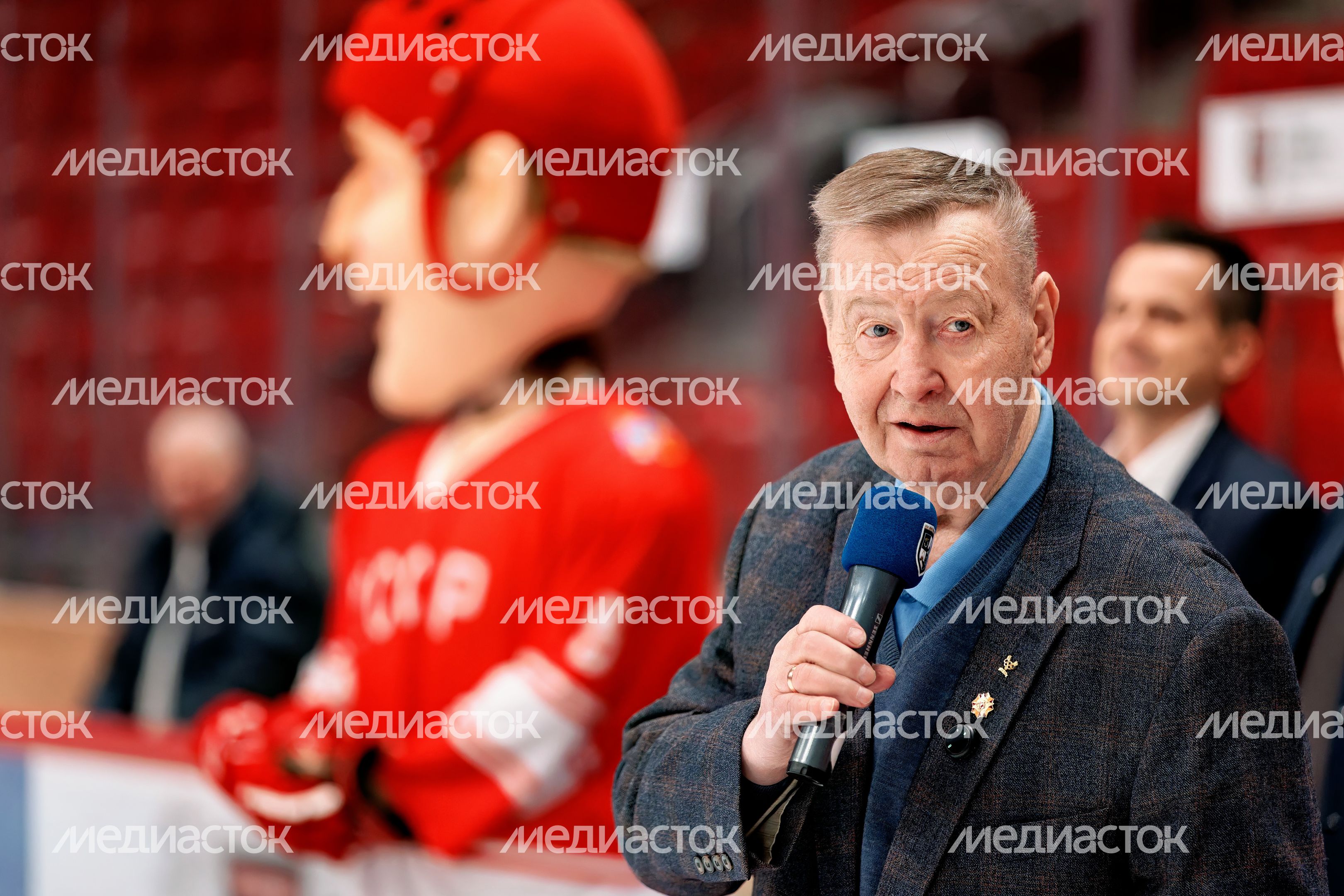 Чемпион мира Юрий Ляпкин поздравил юных спортсменов с победой в хоккейном турнире Чемпион мира Юрий Ляпкин поздравил юных спортсменов с победой в хоккейном турнире