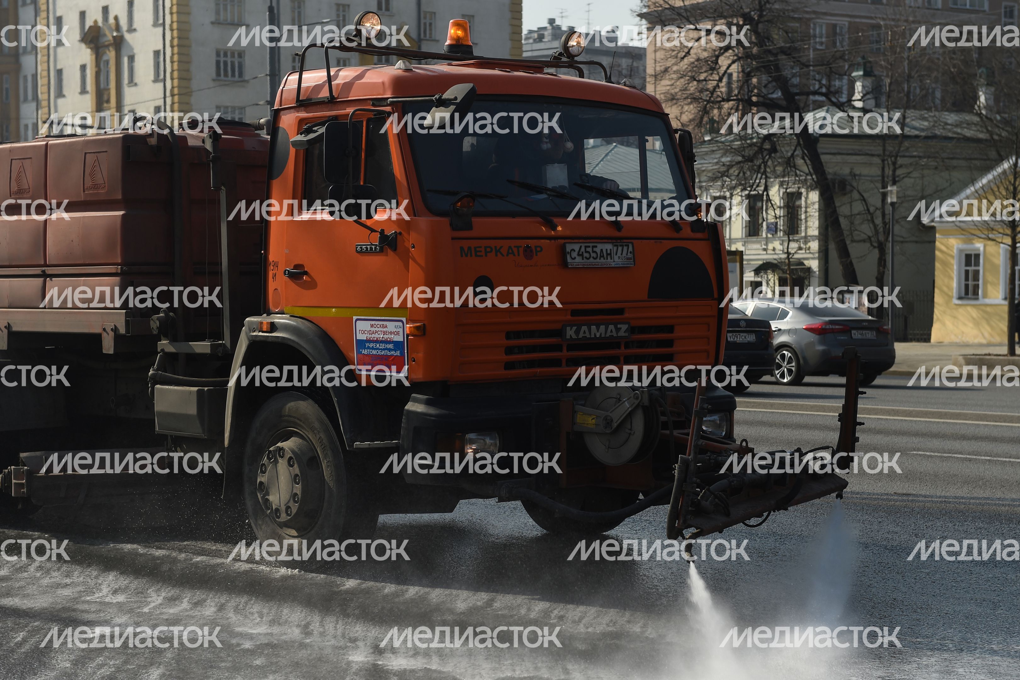 Дороги и тротуары в Москве вымыли с шампунем 