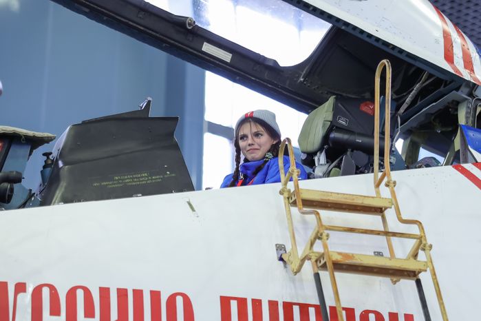 Активисты "Движения первых" встретились с участниками пилотажных групп "Стрижи" и "Русские витязи"