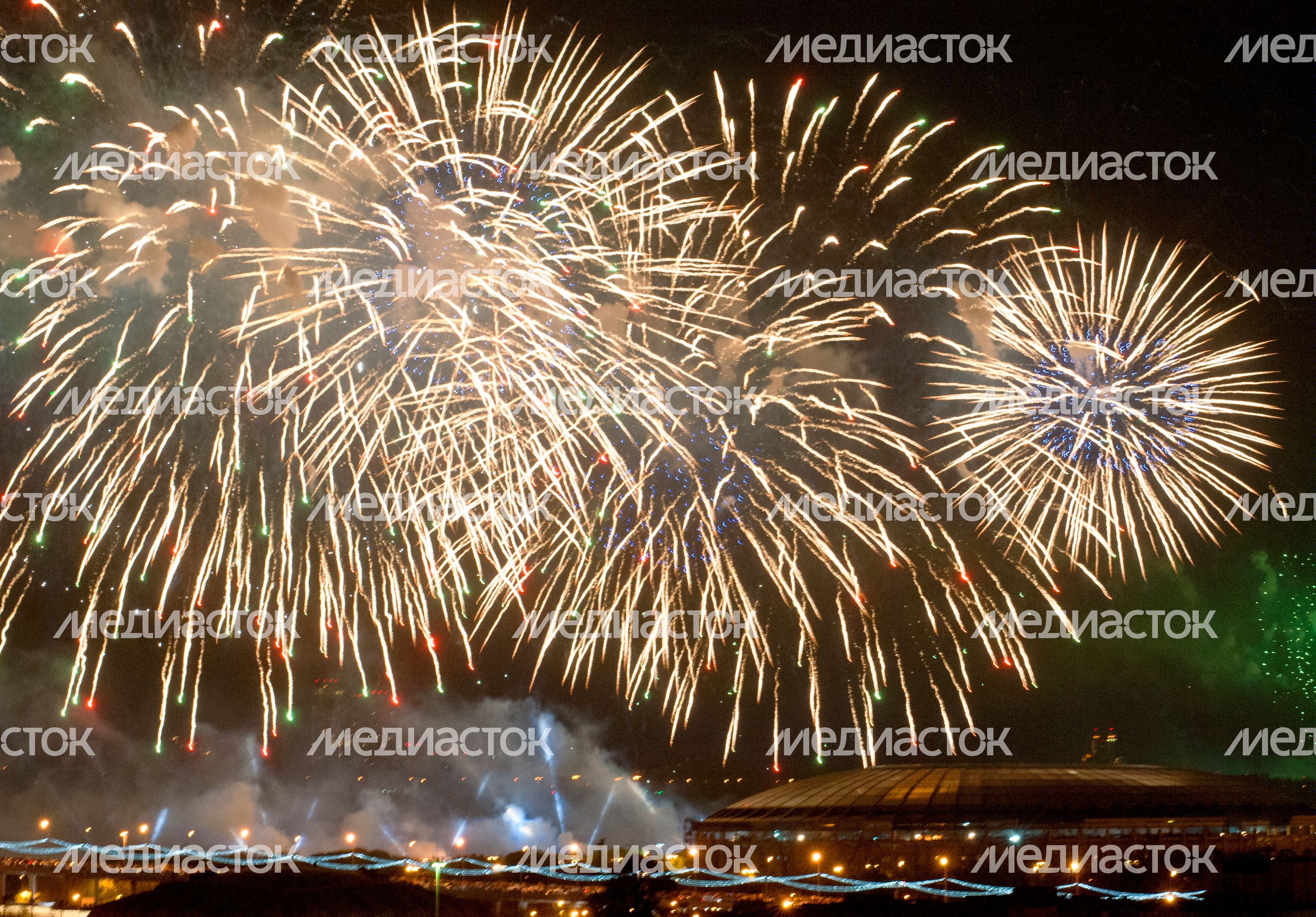 Праздничный салют на День Победы в Москве