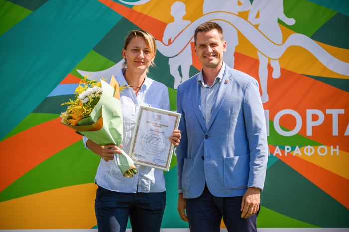 Наталья Трубова, спортсменка спортшколы "Метеор" принимает поздравления от Никиты Тарасевича