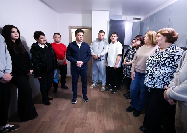 Андрей Воробьев навестил волоколамских новоселов, переехавших из аварийного жилья