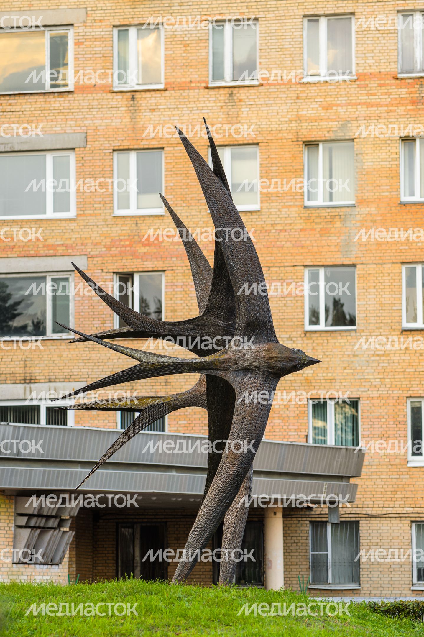 Черноголовка. Скульптура «Стрижи»