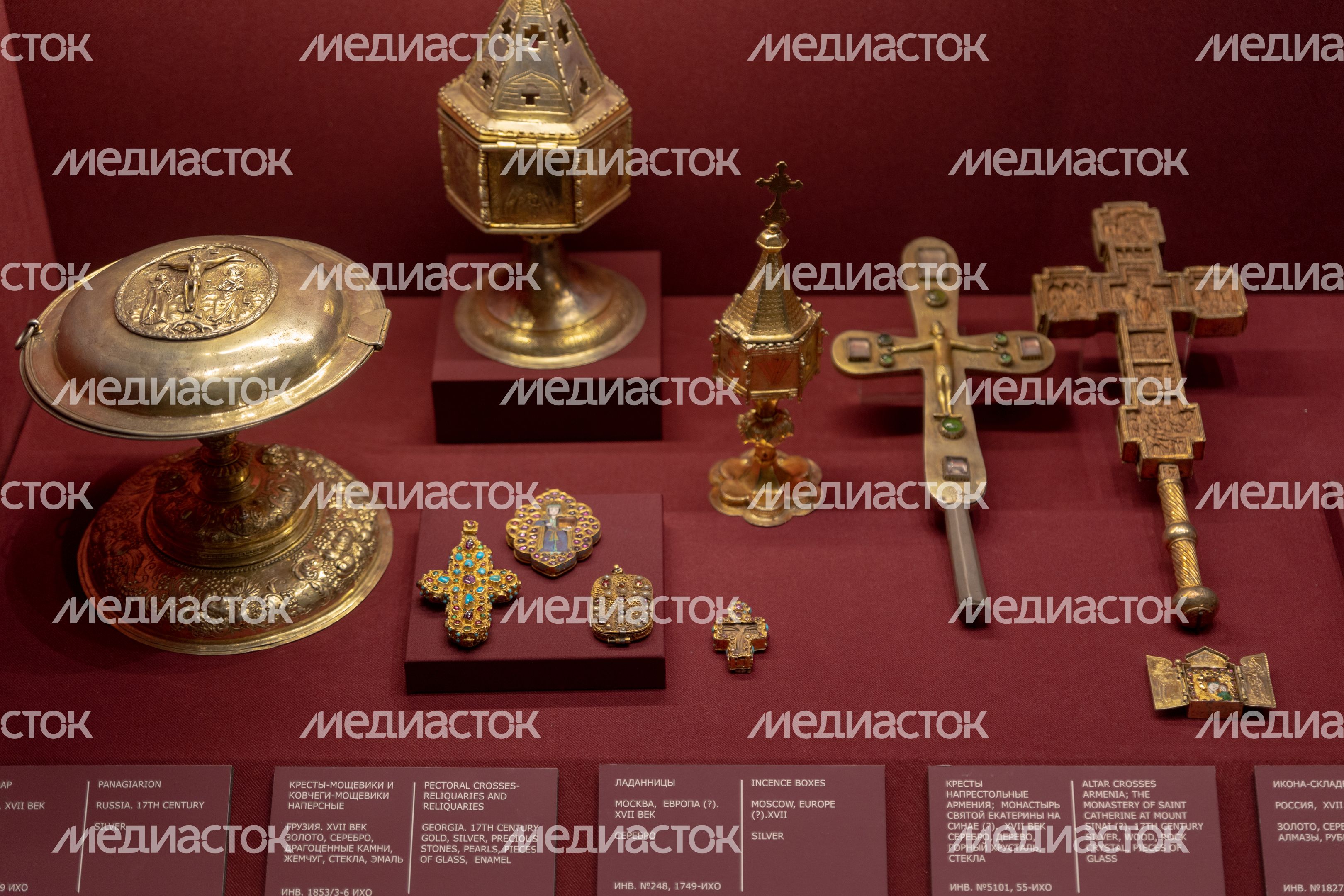 Ризница. Экспозиция Реликвия и сокровища Троице-Сергиева монастыря XI-XVII веков Ризница. Экспозиция Реликвия и сокровища Троице-Сергиева монастыря XI-XVII веков