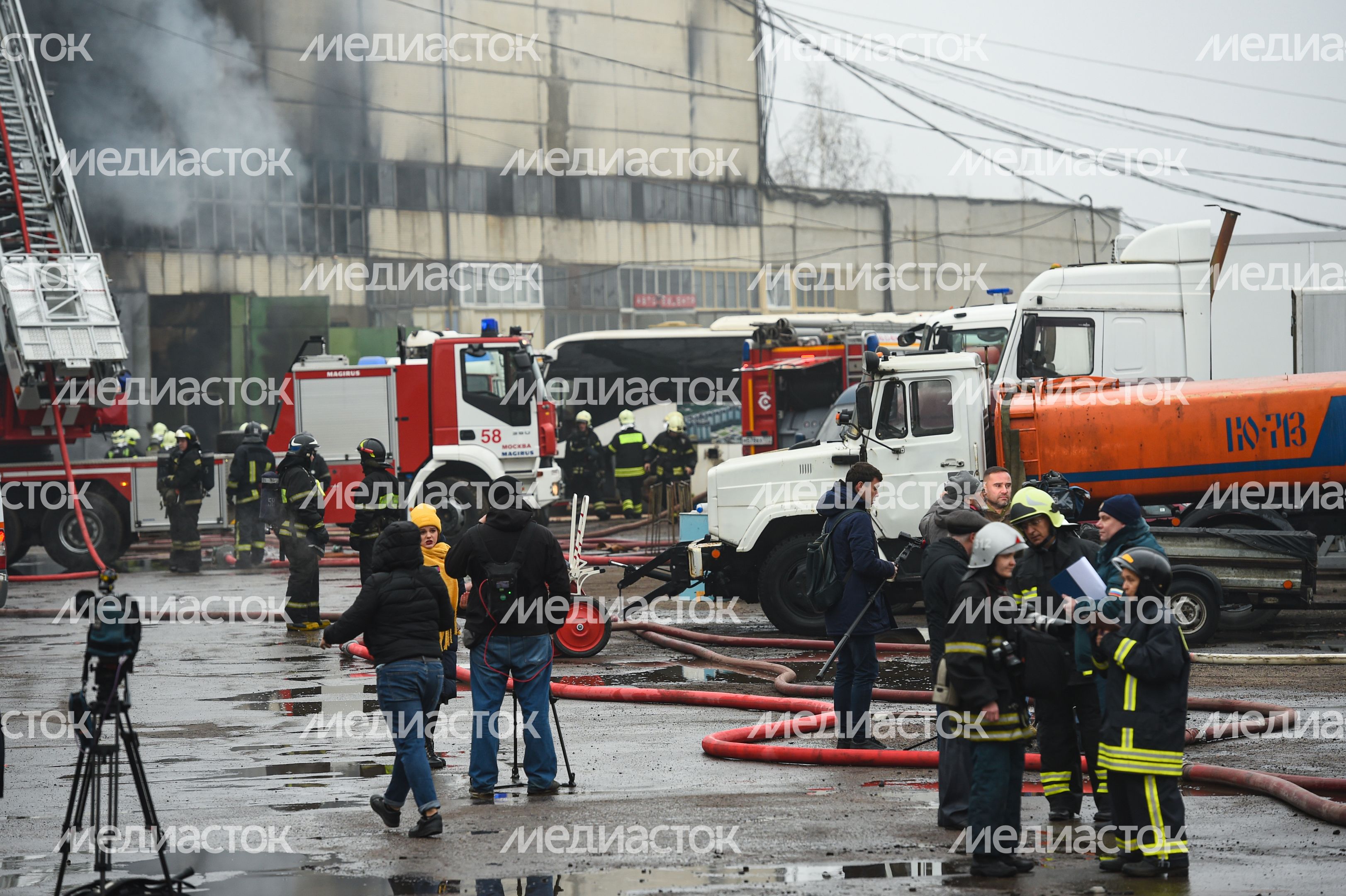 Пожар в складском помещении на улице Маршала Прошлякова в Москве