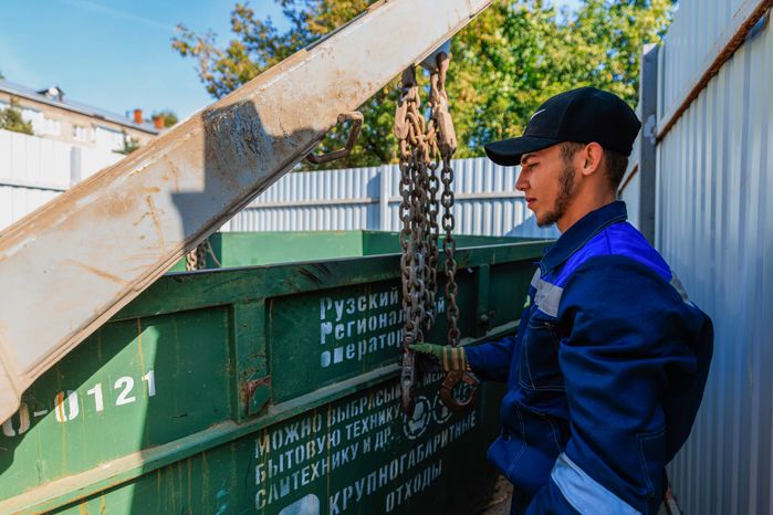 Работа мусоровоза при вывозе крупногабаритных отходов в Рузском округе