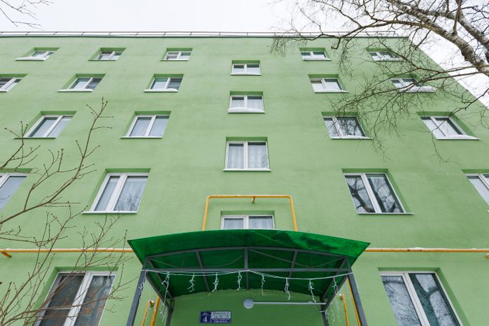 Многоквартирный дом №4 на улице Центральной в деревне Ложки после капремонта в округе Солнечногорск