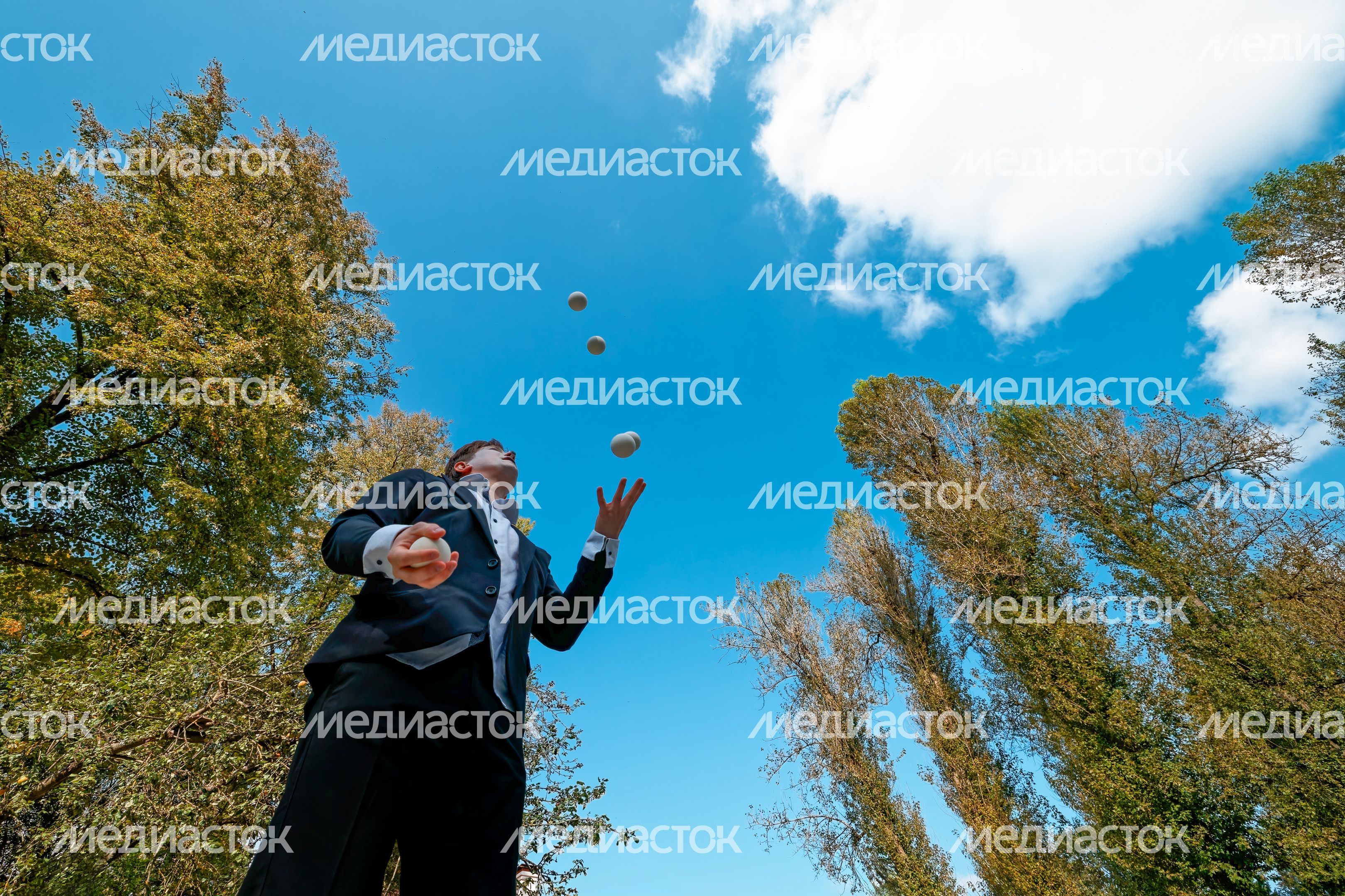 Жонглеры развлекали детей на фестивале «Таксы Чехова» в Мелихово округа Чехов Жонглеры развлекали детей на фестивале «Таксы Чехова» в Мелихово округа Чехов
