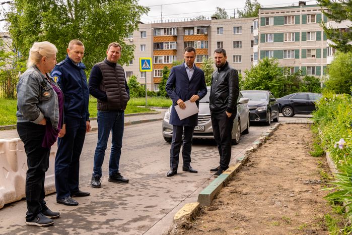 Всеволод Волосевич оценил выполнение работ по благоустройству дворовых территорий и «народных троп»