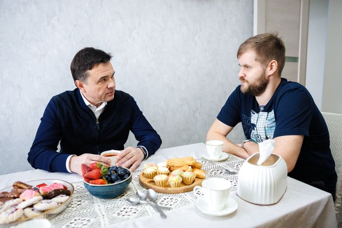 Андрей Воробьев навестил переселенцев из аварийного жилья в Сергиевом Посаде